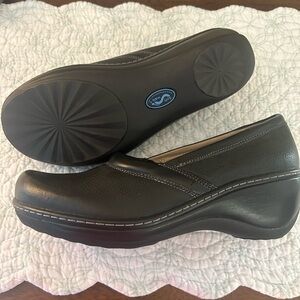 Softwalk shoes. Black slip on. women 9.5